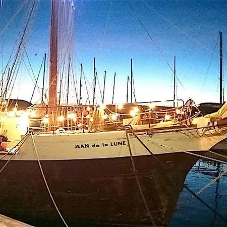 Tall Ship Hotel na wodzie
