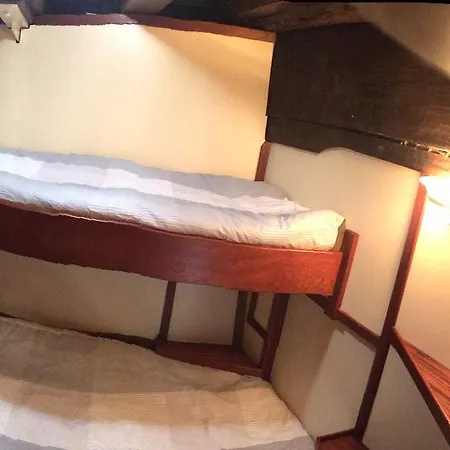 Tall Ship Hotel na wodzie