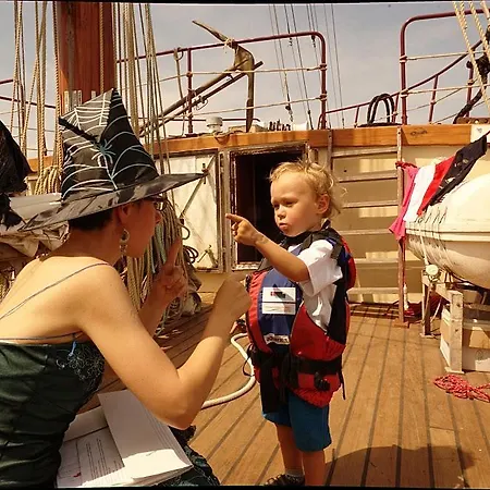 Tall Ship Hotel na wodzie